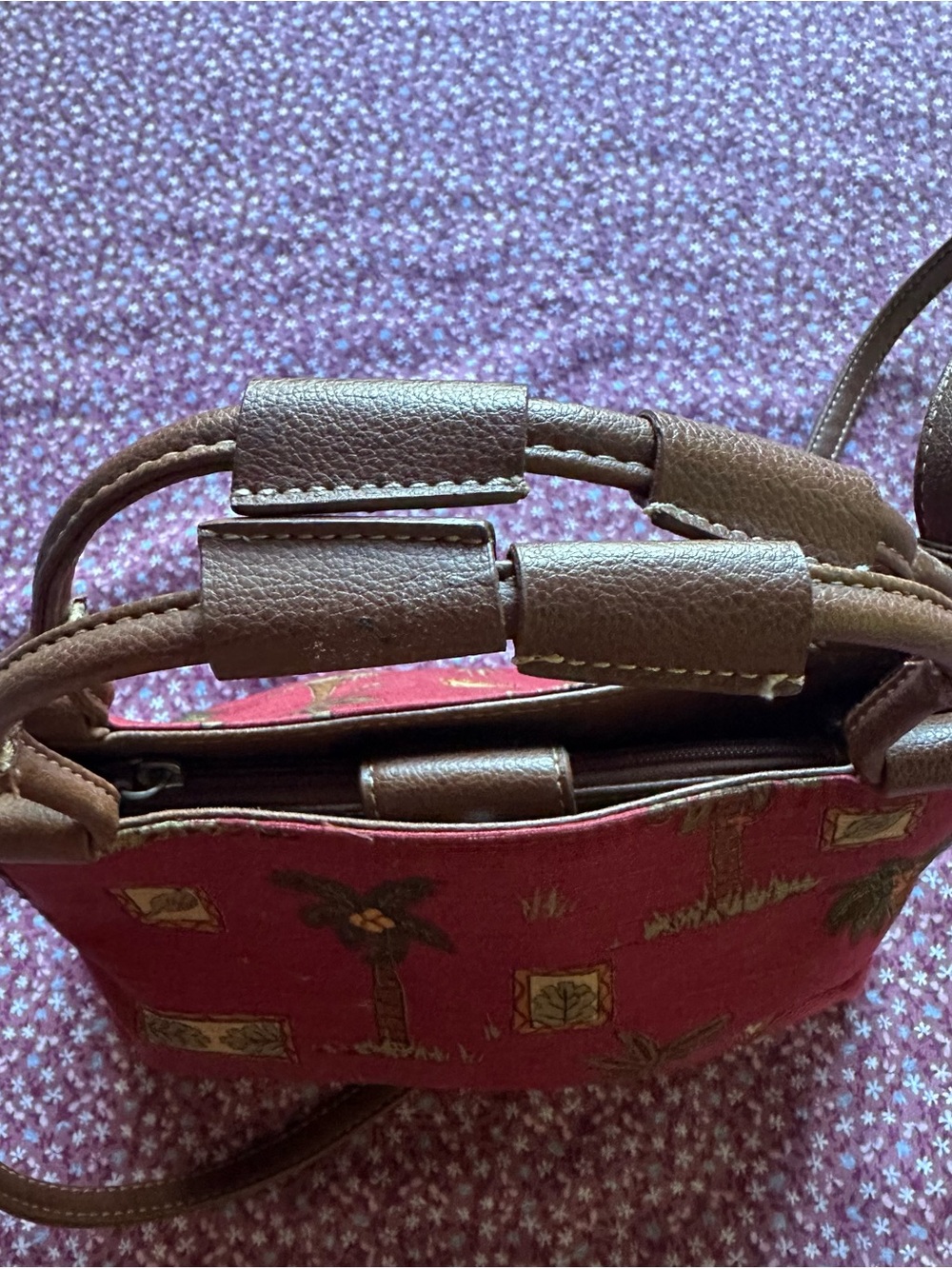 Women's Tropical Print Crossbody Bag in Burgundy - Picture 4 of 8